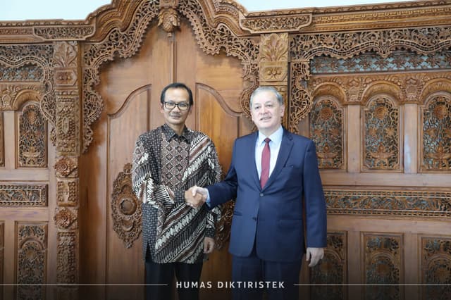 Tangkapan Lensa-Courtesy call Ambassador Ecuador (10/04).