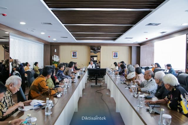 Audiensi Mendiktisaintek dengan AIPI