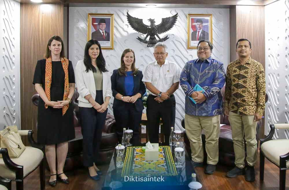 Audiensi Mendiktisaintek dengan Dubes Hungary
