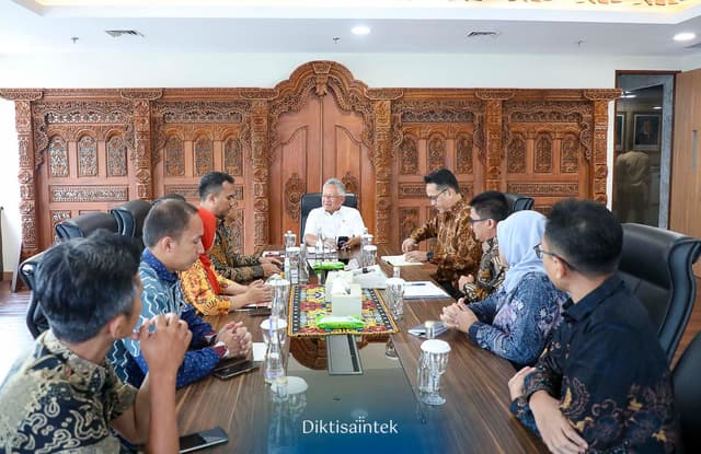 Audiensi Mendiktisaintek dengan Dirut Pindad dan Rektor Itera