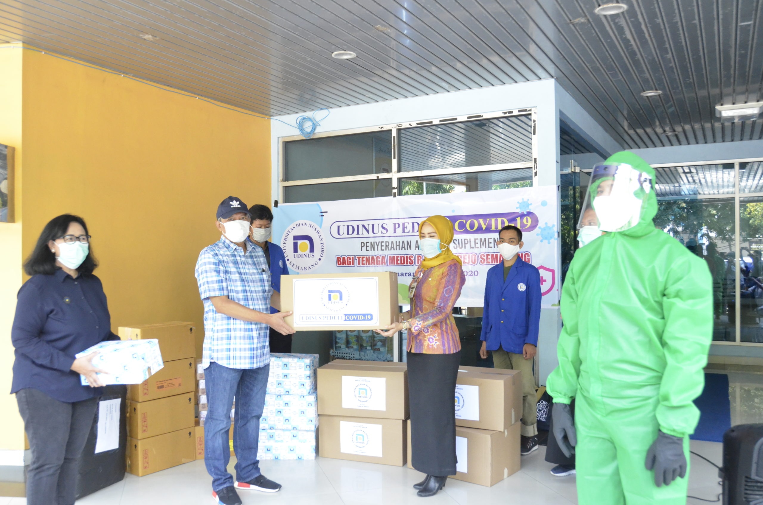 UDINUS BERIKAN BANTUAN KE RS RUJUKAN COVID DI SEMARANG