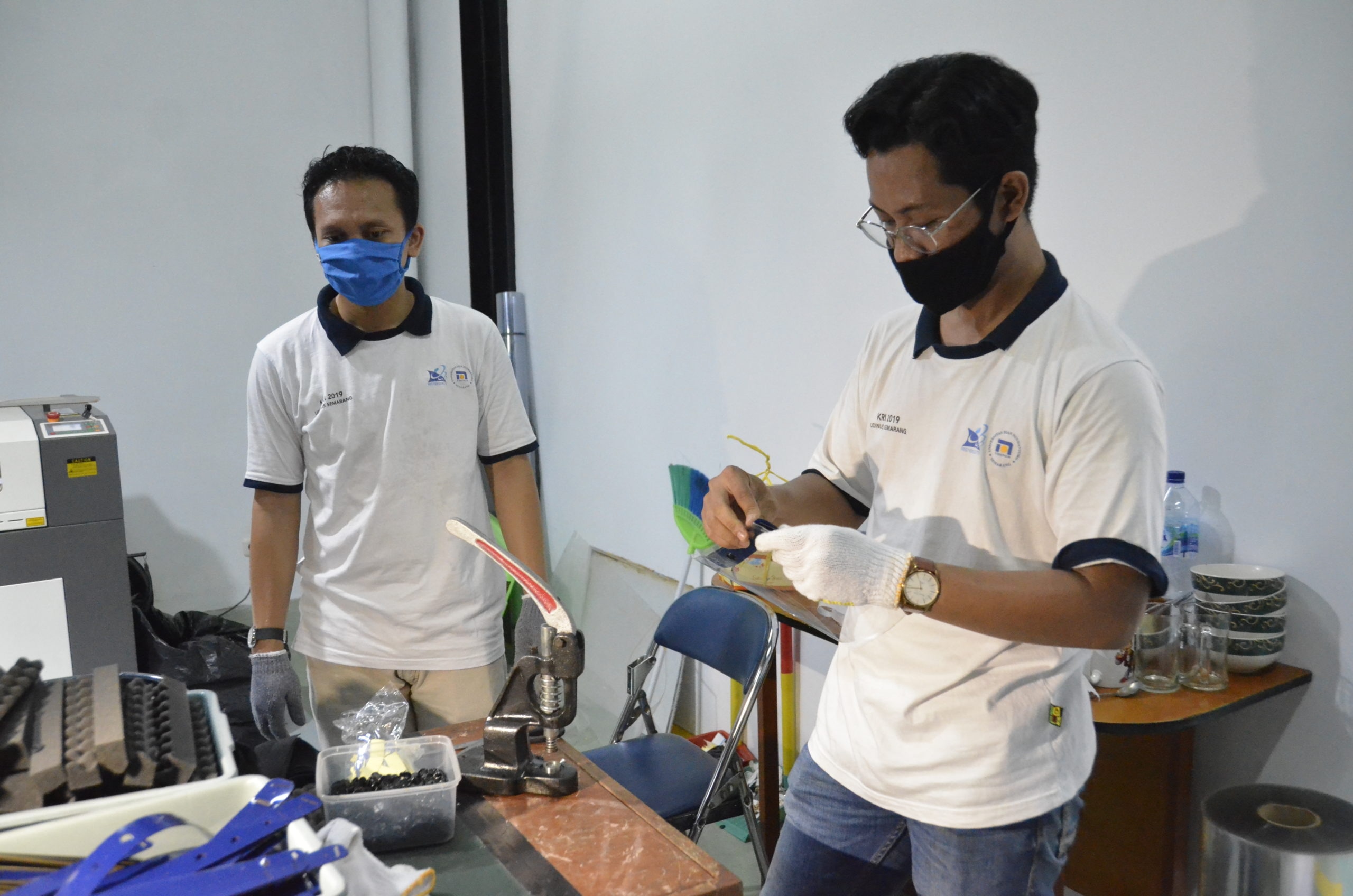 UDINUS BUAT FACE SHIELD BERSTANDAR MEDIS BAGI GARDA TERDEPAN PENANGGULANGAN COVID-19