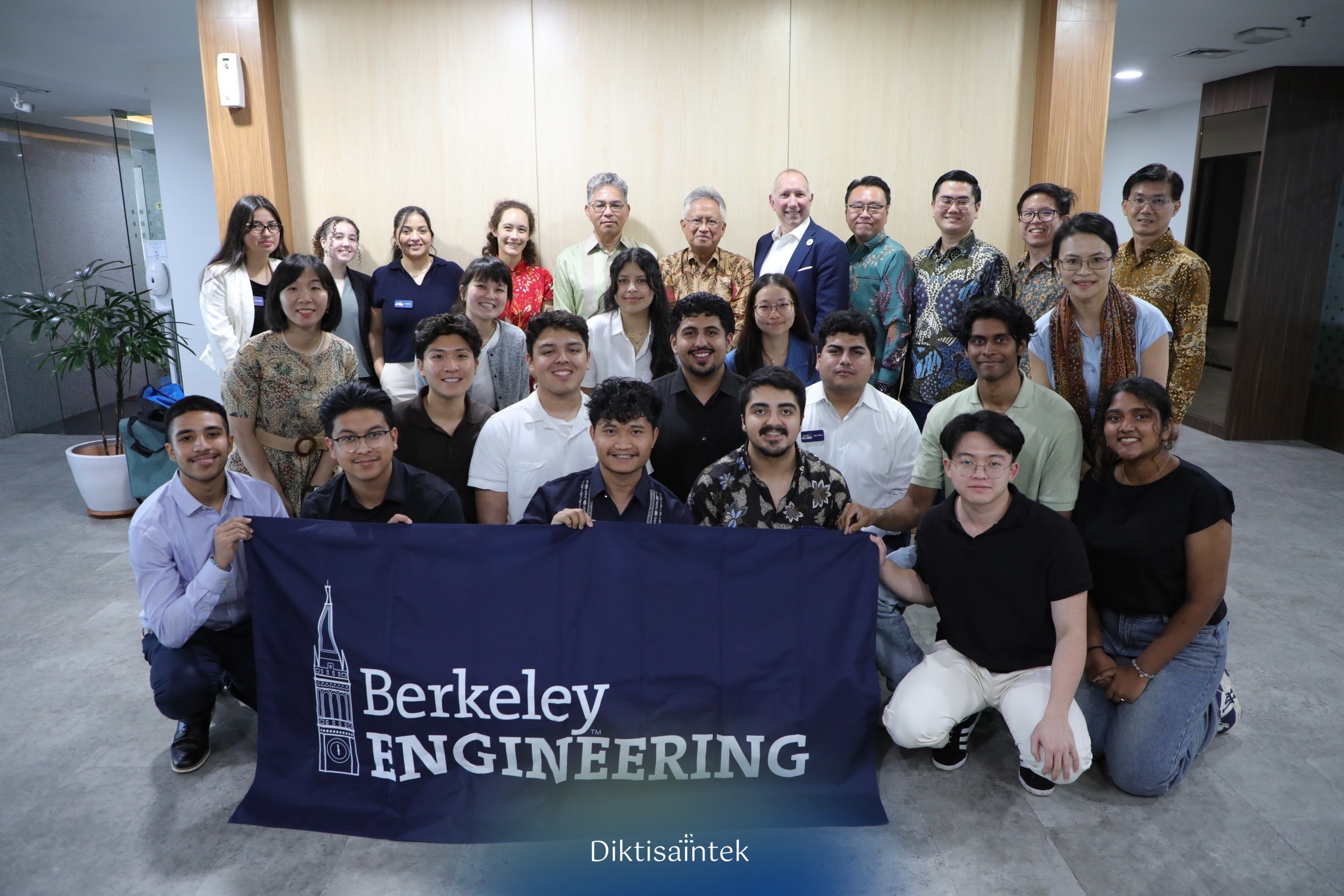 Mendiktisaintek Menerima Kunjungan Mahasiswa UC Berkeley