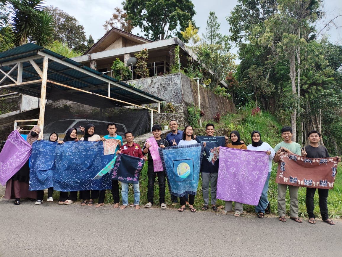 Bangkitkan Ekonomi Kreatif Lokal, ISI Padangpanjang Hadirkan Pelatihan Membatik di Desa Wisata Puncak Lawang