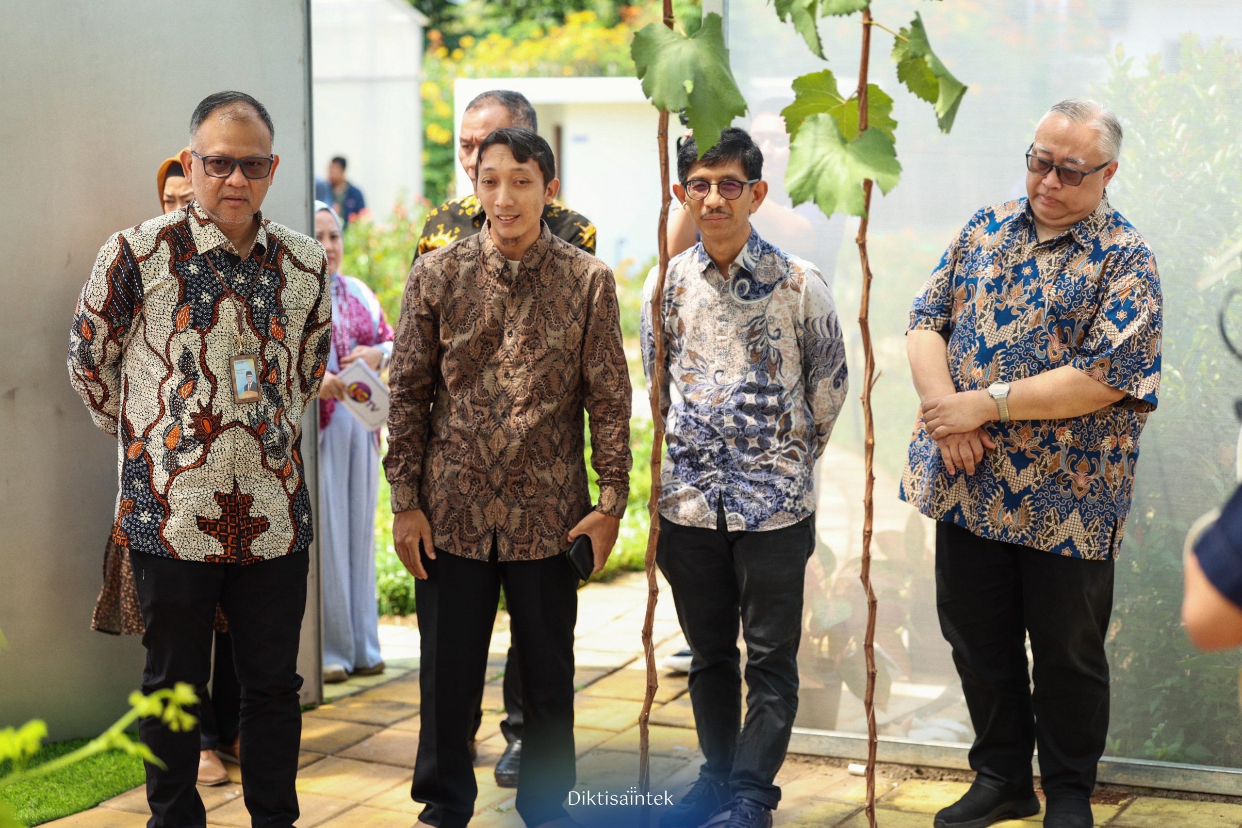 Dirjen Dikti Resmikan Smart Greenhouse Vitaceae di UG Technopark: Kolaborasi Pentahelix Wujudkan Inovasi Berdampak